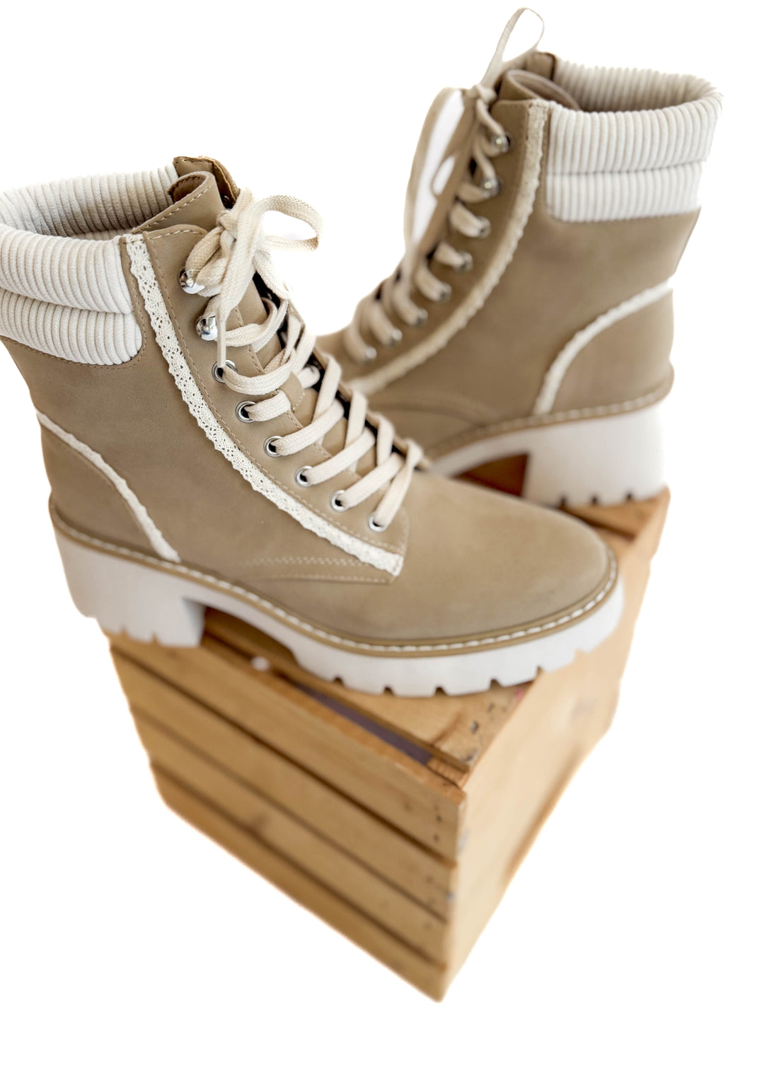 Nakoma Lug Heel Boot- LIGHT TAUPE