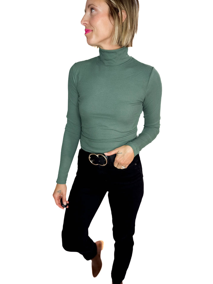 MONO B Linley Ribbed Mock Neck- SILKY PINE