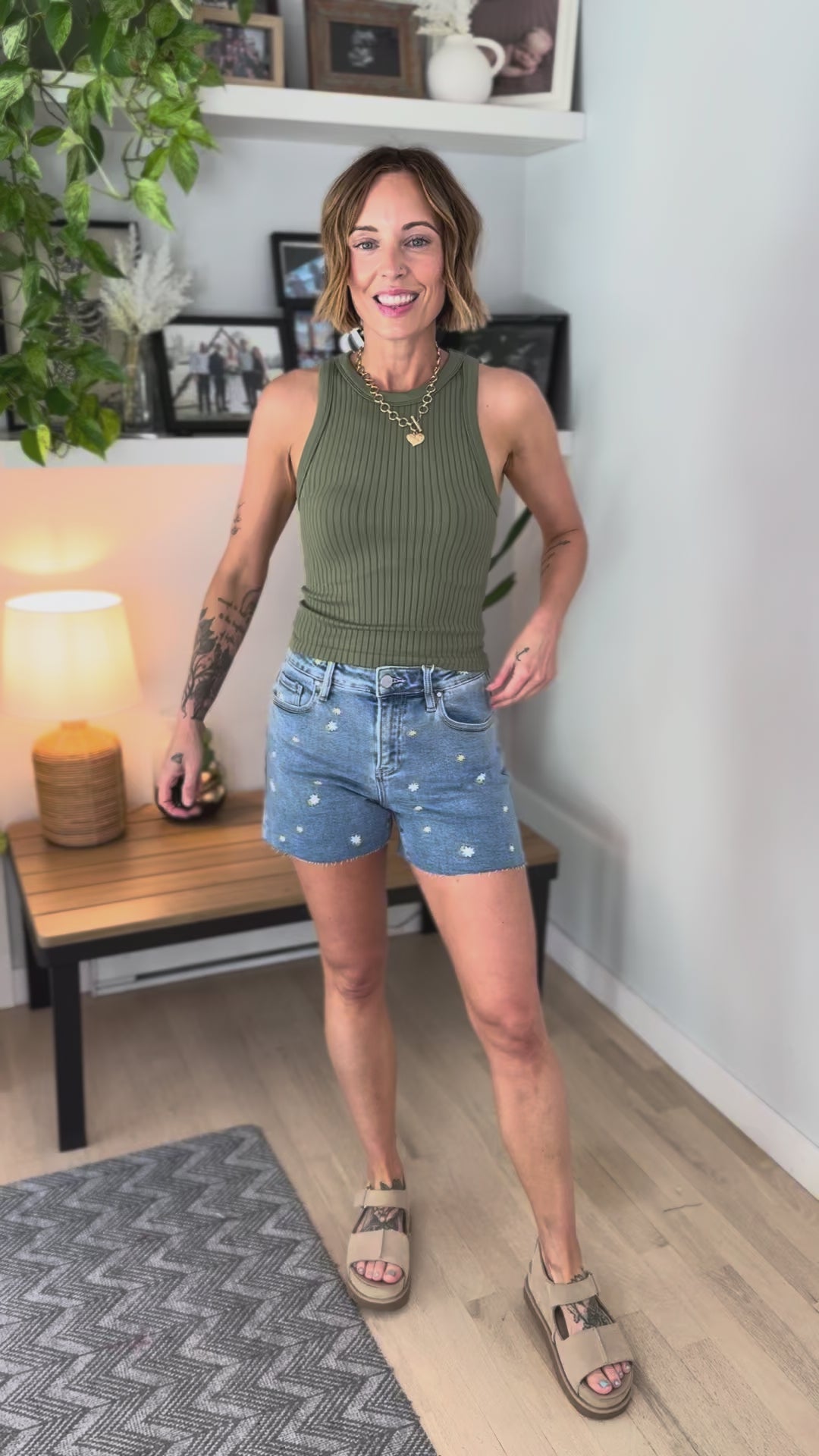 Risen Honeypot Daisy Embroidered Shorts