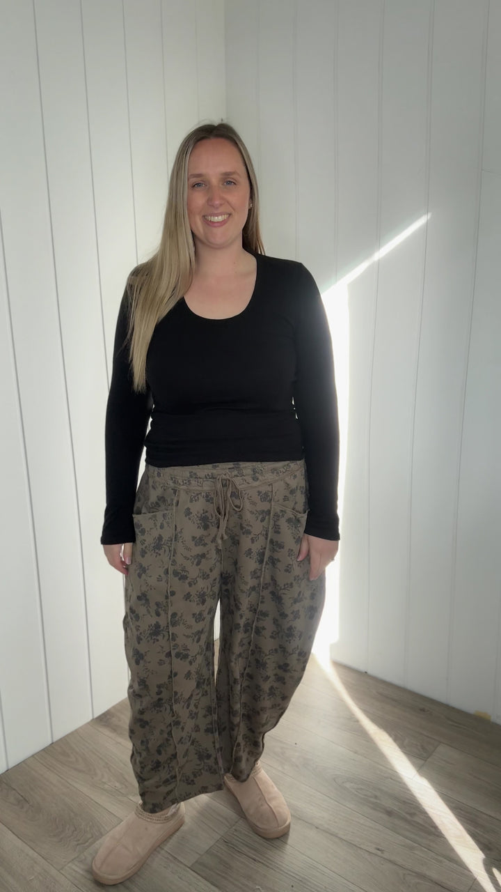 Ruby Barrel Floral Jogger- MOCHA